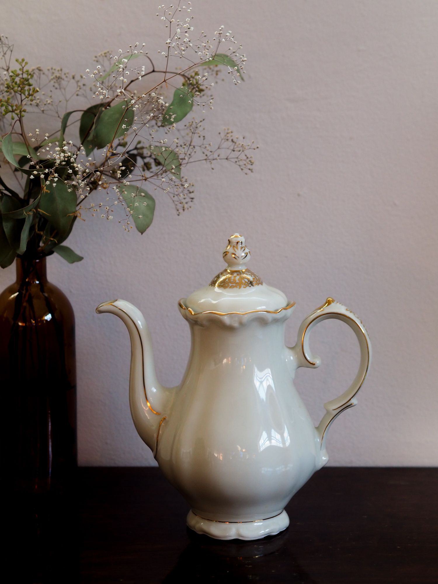 Kanna med lock och gulddetaljer - VINTAGE