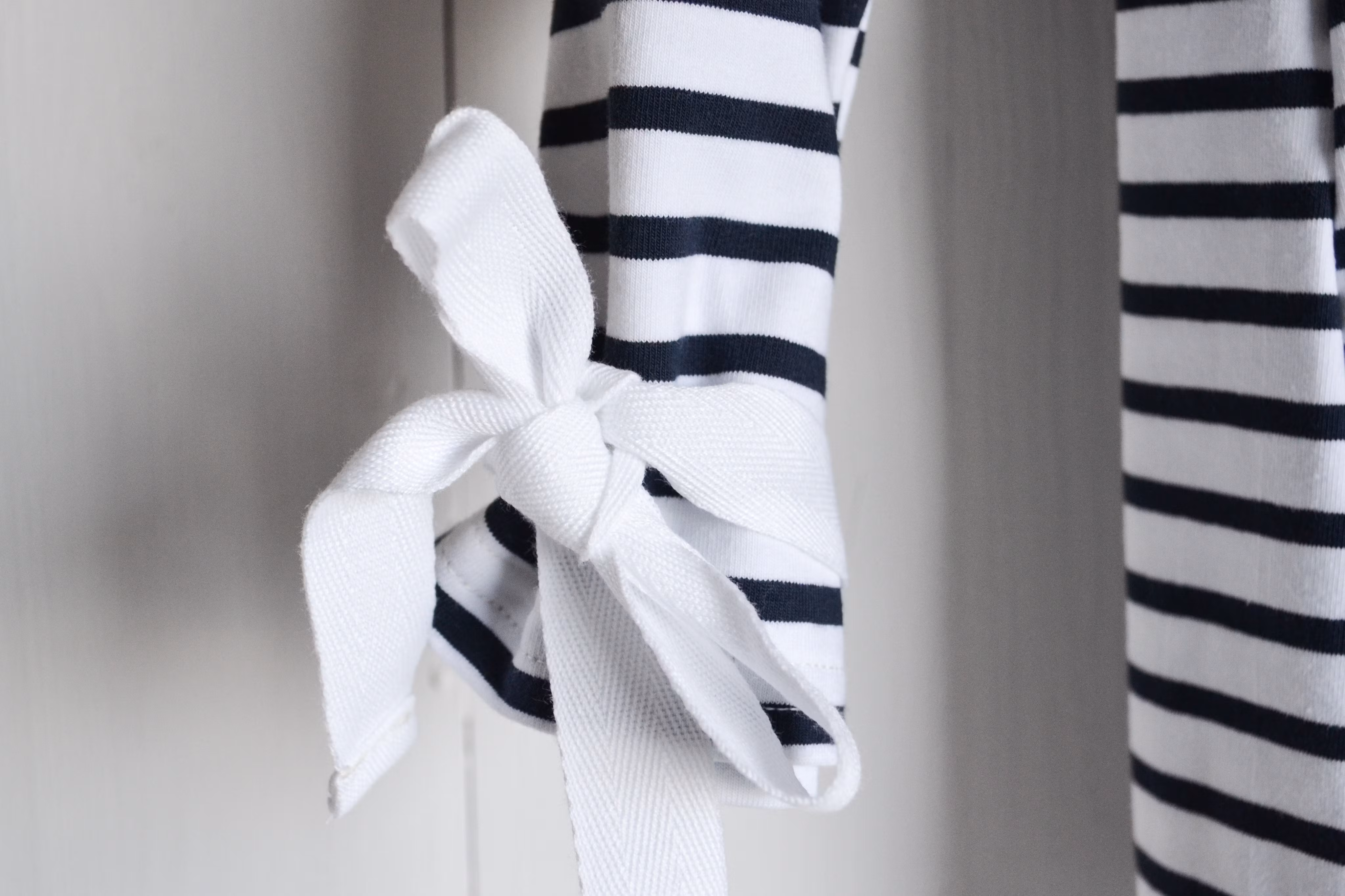 REMOVIBLE LONG SLEEVE TOP - BLUE AND WHITE STRIPES