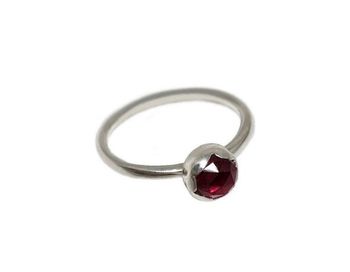 Ring med röd sten silver
