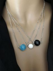 Halsband med inramad glassten