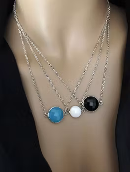 Halsband med inramad glassten