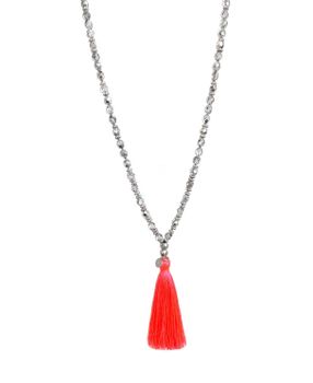 Silverfärgat pärlhalsband med tofs