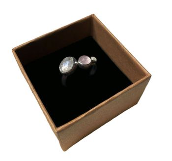 Regnbågsmånsten och rosa Kalcedon ring
