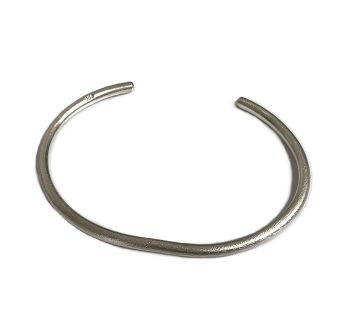 Cuff armband matt yta silver