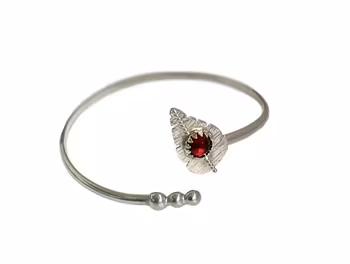 Öppet silverarmband med löv