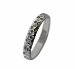 Mönstrad ring i silver