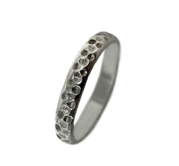 Mönstrad ring i silver