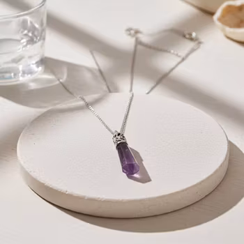 Halsband med lila hänge Ametist