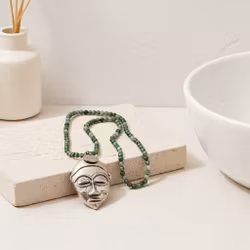 Långt grönt sten halsband