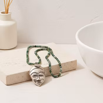 Långt grönt sten halsband