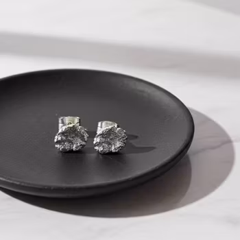 Rustika stiftörhängen silver