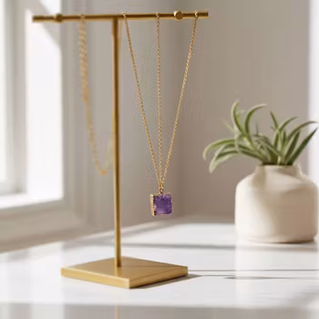 Halsband med lila fyrkantig sten