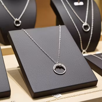 Silverhalsband med rund ring