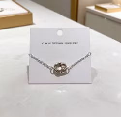 Silverarmband med rustik bricka