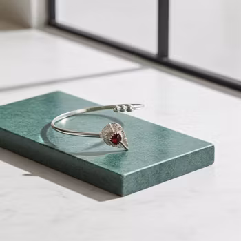 Öppet silverarmband med löv