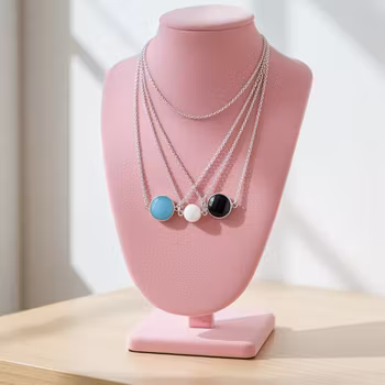 Halsband med inramad glassten