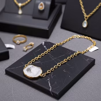 Halsband med vit Druzy Agat sten