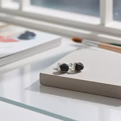 Silverörhängen svart rå turmalin sten