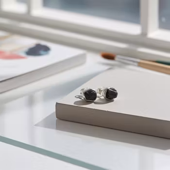 Silverörhängen svart rå turmalin sten