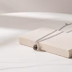 Silverhalsband med grå Safir