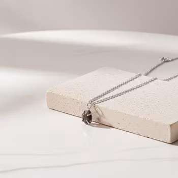 Silverhalsband med grå Safir