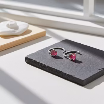 Silverörhängen Huggie rå Turmalin sten