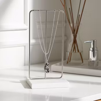 Silverhalsband med rustikt hänge