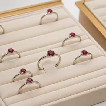 Ring med röd sten silver