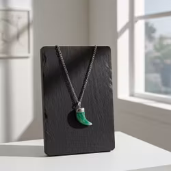 Halsband med stor grön ädelsten