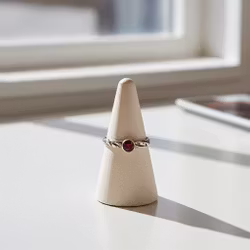 Bronsring med Granat sten