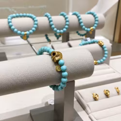 Turkosa pärlarmband med döskalle