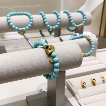 Turkosa pärlarmband med döskalle