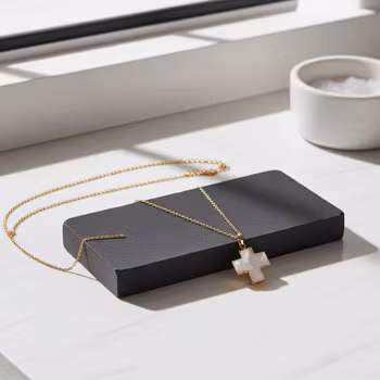 Halsband med vitt kors