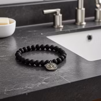 Svart pärlarmband med berlock herr