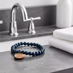 Herrarmband med blå träkulor