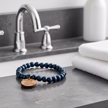 Herrarmband med blå träkulor