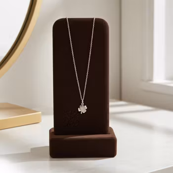 Silverhalsband med litet fyrklöver