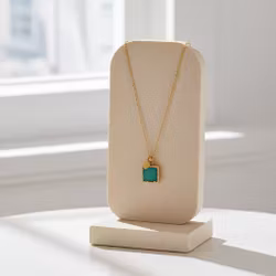 Guldförgyllt halsband med grön sten