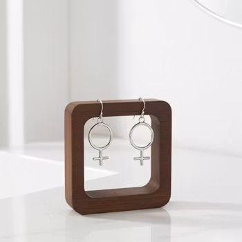 Silverörhängen med symbol kvinna