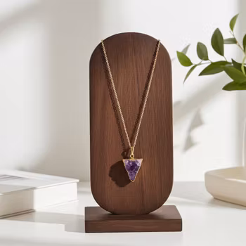 Halsband med trekantig Ametist sten