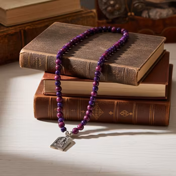 Långt lila trähalsband med hänge