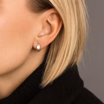 Silverörhängen huggie