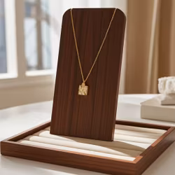 Halsband med gul fyrkantig sten