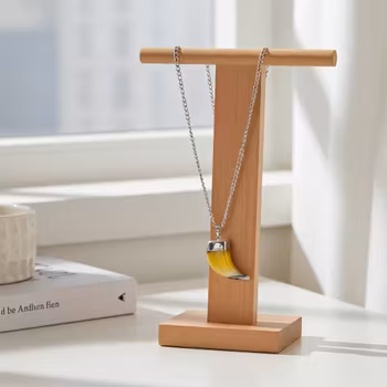 Halsband med gult hänge