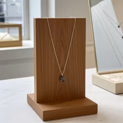 Silverhalsband med grå Safir