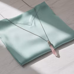 Halsband med rosa hänge Rosenkvarts