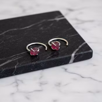 Silverörhängen Huggie rå Turmalin sten