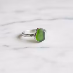 Silverring med grönt Sjöglas