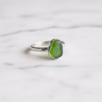Silverring med grönt Sjöglas