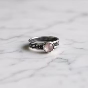 Ring med rosa sten Kalcedon
